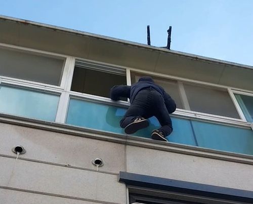 건물 외벽 타고 도주하는 밀수조직원