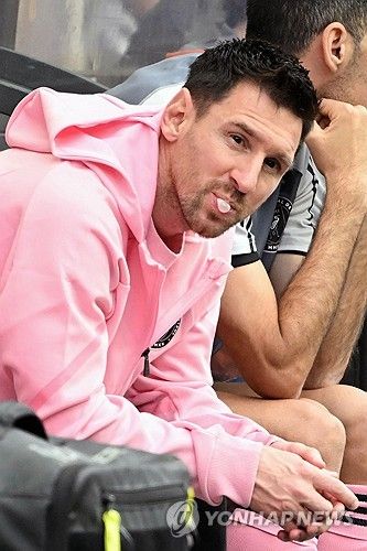 친선 경기 지켜보는 메시