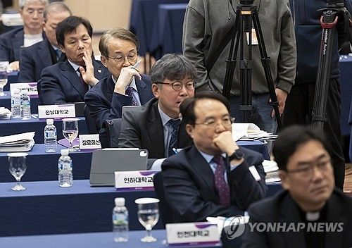 진지한 표정의 대학 총장들