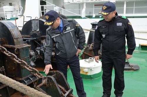 6일 1천t급 1010함 찾아 장비 등 점검하는 서귀포해경서장
