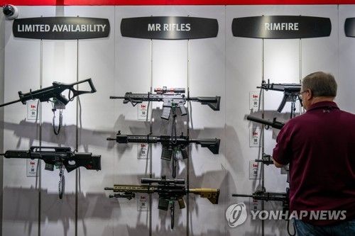 미국총기협회(NRA) 연례총회에 전시된 총기