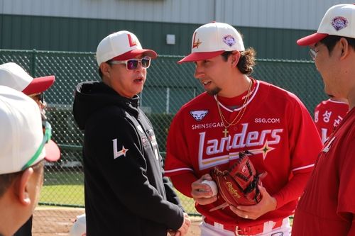 SSG 랜더스 새 외국인 투수 더거(오른쪽)와 송신영 수석코치 