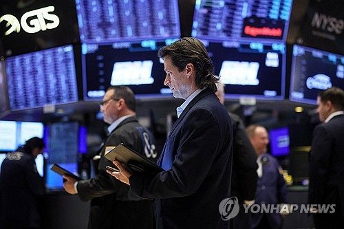 NYSE 입회장에서 일하는 트레이더들의 모습