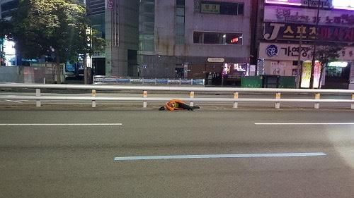 도로 한복판에 누워있는 주취자