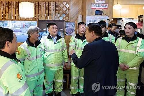 윤석열 대통령, 설 연휴 첫날 환경공무관들과 조찬