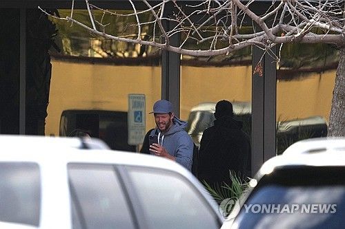 다저스 스프링캠프 찾은 커쇼