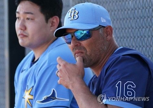 선수들 지켜보는 캐시 감독. 