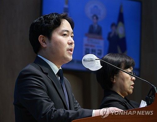 출마 선언하는 김인규 전 행정관