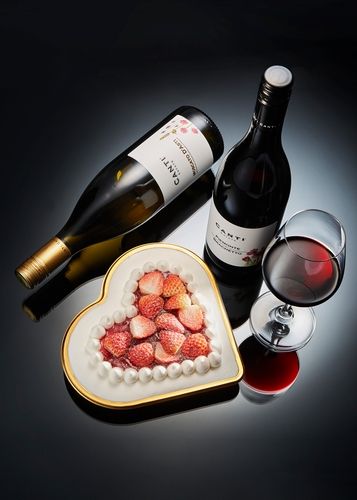 러블리 스윗 딸기 케이크와 와인