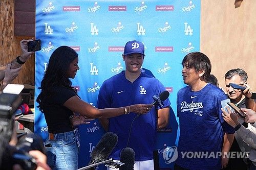 결혼 관련 기자회견 중 미소 짓는 오타니