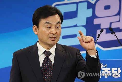 취재진 질문에 답하는 안규백 전략공천관리위원장