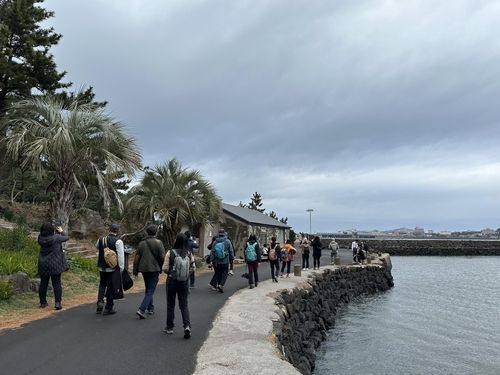 독수리5형제 만남의 장소인 편의점과 오조포구를 찾은 관광객들