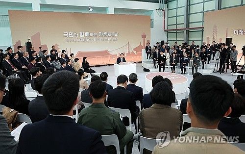 지난달 26일 충남 서산비행장에서 '미래산업으로 민생활력 넘치는 충남'을 주제로 열린 열다섯 번째 '국민과 함께하는 민생토론회'에서 발언하고 있다. [대통령실통신사진기자단]