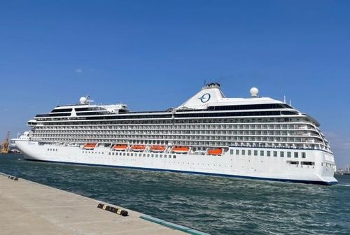 지난 8일 인천에 입항한 6만6천t급 크루즈 리비에라호