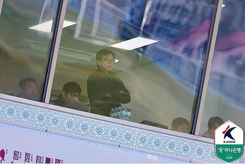 수원-전북 경기 지켜보는 황선홍