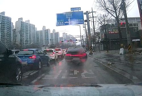 경찰 추격 피해 달아나는 용의차량