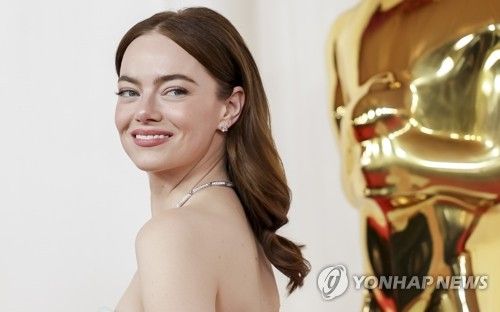 오스카 시상식서 포즈 취한 스톤