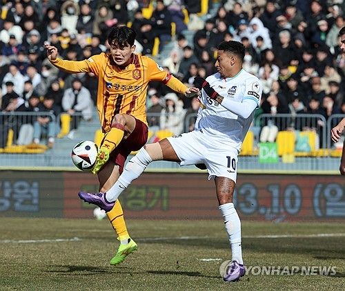 린가드와 공 다투는 정호연