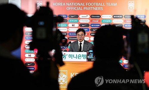 질문에 답하는 황선홍 감독