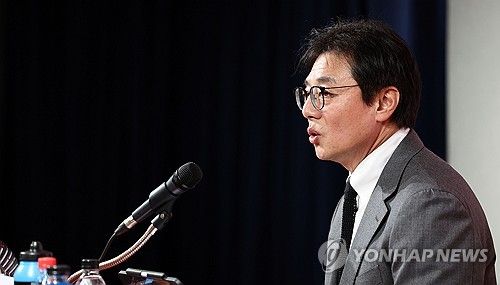 질문에 답하는 황선홍 감독