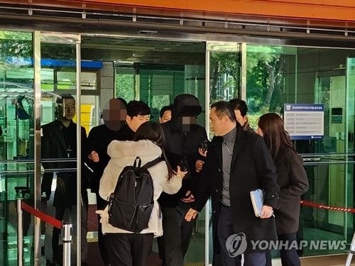 영장실질심사 마치고 나오는 요양병원장