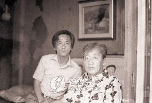 생전 박목월 시인(오른쪽)과 장남 박동규 교수