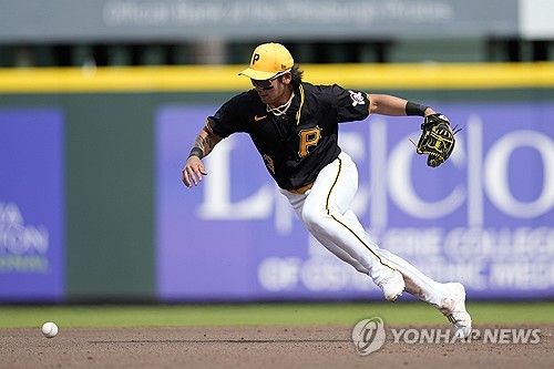 땅볼 수비하는 배지환