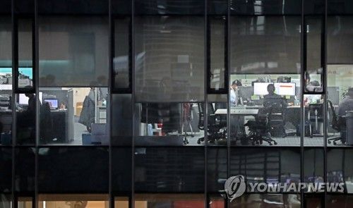 서울 시내의 한 사무실에서 야근하는 직장인들 모습.