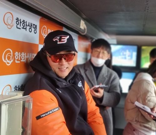 인터뷰하는 한화 최원호 감독