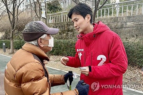 주민과 대화하는 국민의힘 박은식 후보