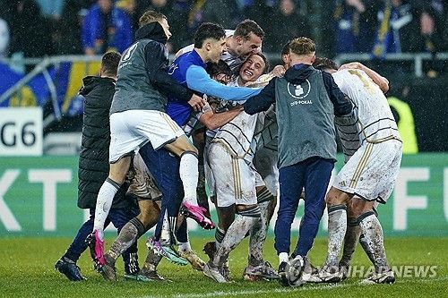 기뻐하는 자르브뤼켄 선수들