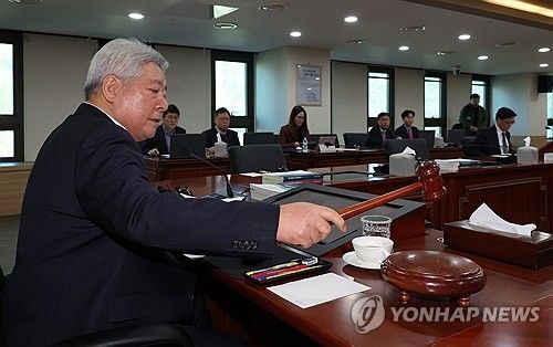 방통위 주재하는 김홍일 위원장