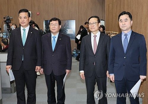 기자회견장 입장하는 민주 탈당파