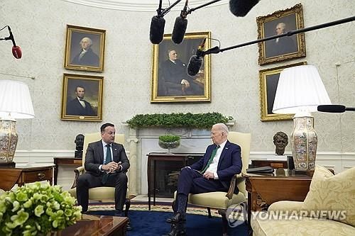 아일랜드 총리와 회담하는 바이든