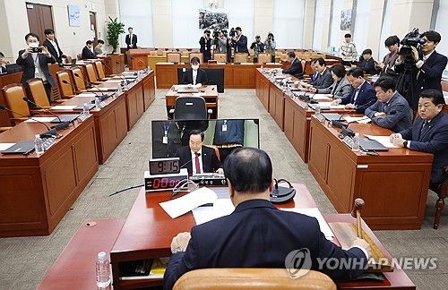 여당 없이 열린 국방위