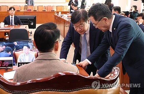 '이종섭 출국' 두고 대화하는 여야