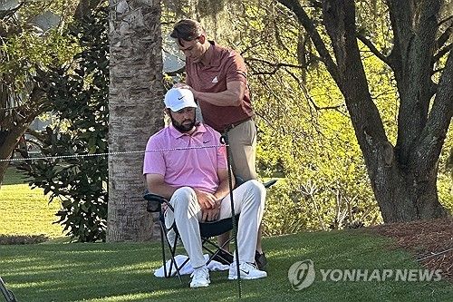 마사지 받는 스코티 셰플러