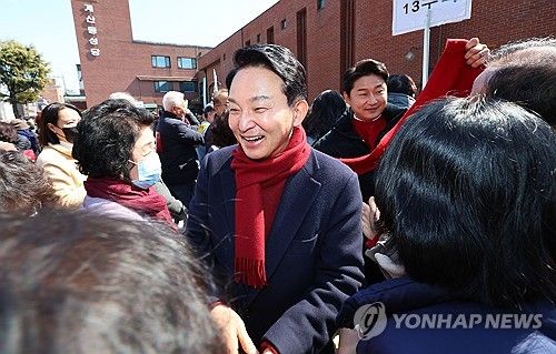 인사하는 원희룡 후보