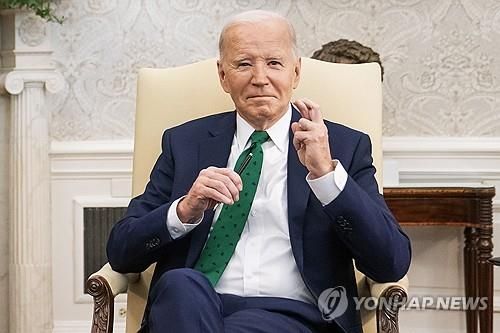 행운을 비는 제스처를 취하는 바이든