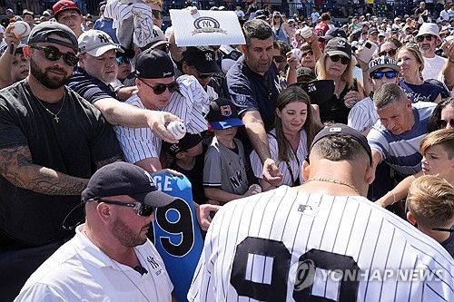 양키스 팬들에게 사인하는 간판타자 에런 저지