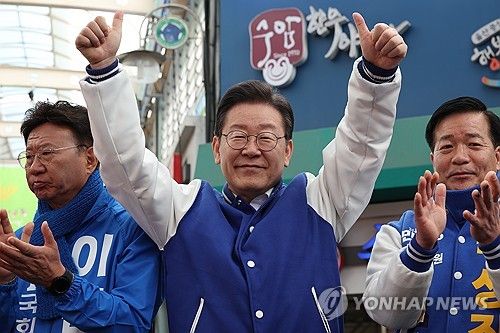 엄지 들어 보이는 이재명 대표