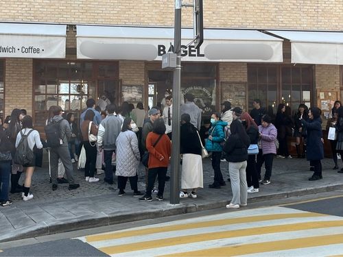 서울 종로구 한 유명 베이커리 카페 앞 대기줄