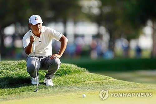 2라운드 15번 홀 그린 살피는 김시우