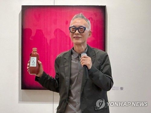 베니스 비엔날레 가는 '백세주' 로고 원조 황석봉 작가