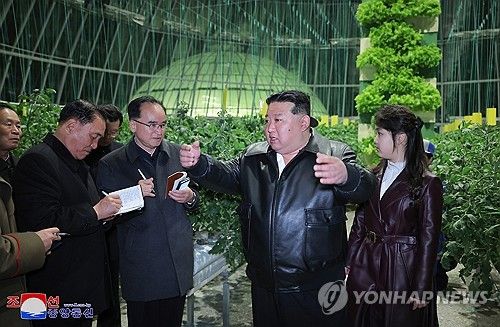 북한 김정은, 딸 주애와 강동종합온실 준공식 참석