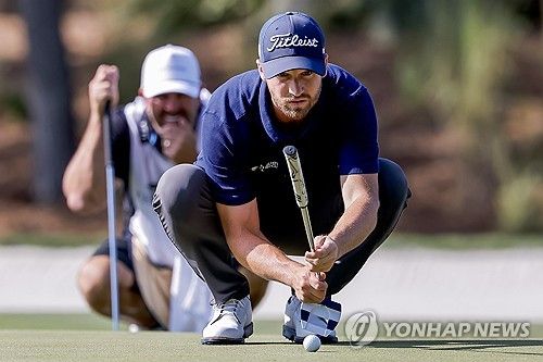2라운드 15번 홀 그린 살피는 클라크