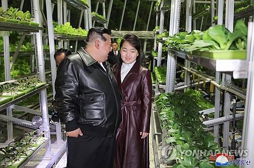 북한 김정은, 딸 주애와 강동종합온실 준공식 참석