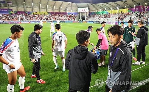 선수들 격려하는 태국 이시이 마사타다 감독(오른쪽)