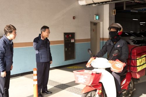 14일 남부산우체국을 방문해 집배원을 격려하는 이종호 과학기술정보통신부 장관