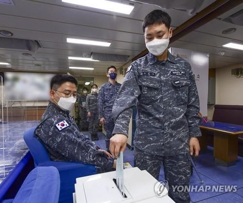 함정에서 거소투표 하는 해군 1함대 장병들